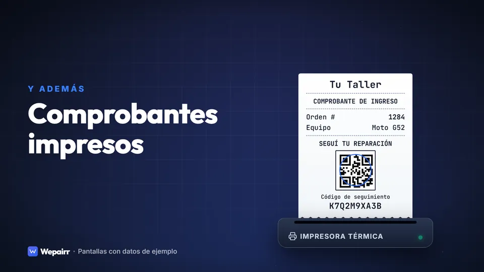 Comprobante de ingreso saliendo de una impresora térmica, con el número de orden, el equipo y el QR de seguimiento. Datos de ejemplo.